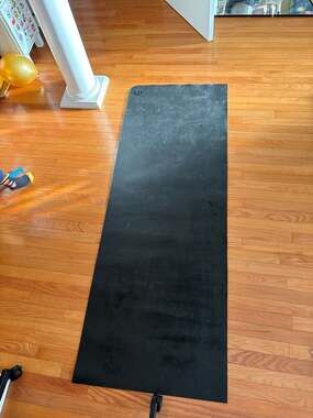 Lot lululemon yoga mat and tumbler water bottle ( has dents/dings)